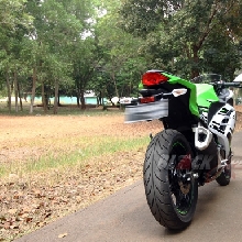 Bagian buritan nungging khas motor sport