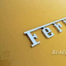 Identitas Ferrari di Kap Mesin