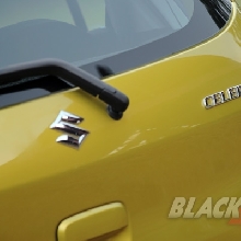 Identitas Celerio di Dekat Lampu Belakang