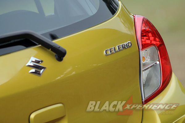 Identitas Celerio di Dekat Lampu Belakang
