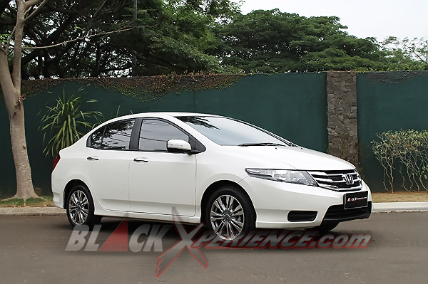 Merasakan Sensasi Berkendara Dengan Sedan Legendaris Honda