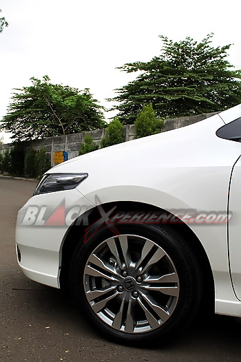 Merasakan Sensasi Berkendara Dengan Sedan Legendaris Honda