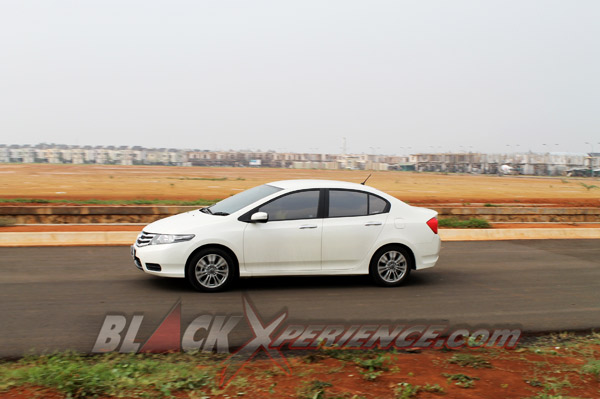 Merasakan Sensasi Berkendara Dengan Sedan Legendaris Honda