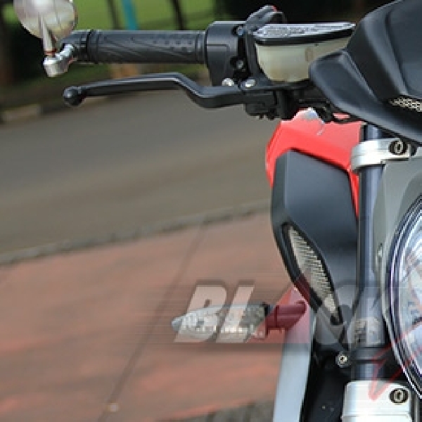 MV Agusta Brutale675 Makin Brutal dengan Aksi Freestyle