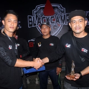 BCC dan BMC Saling Tukar Cindera Mata di Black Camp 2015