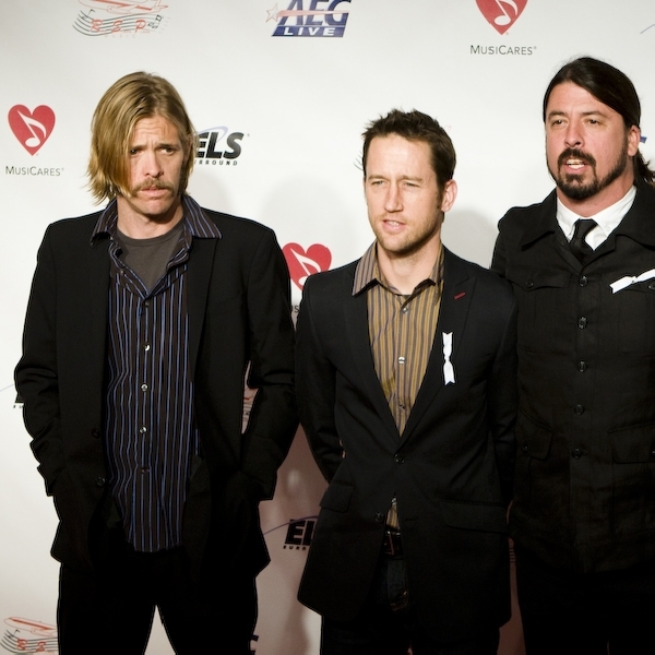 Tetap Konsisten Dengan Musik Keras, Foo Fighters Rilis Single Something From Nothing,