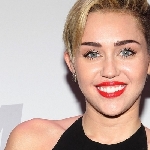 Kolaborasi Miley Cyrus dan Zoe Kravitz Tampilkan Keseksian