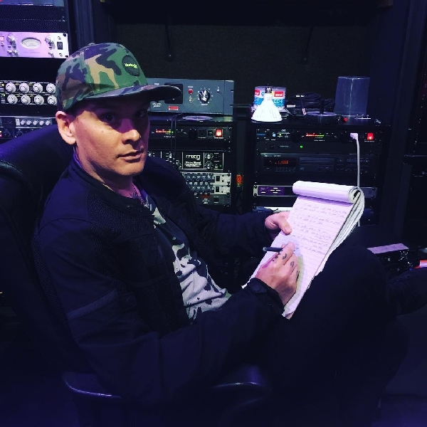 Tom DeLonge Ingin Bergabung Kembali, Blink-182 Justru Sibuk Rekaman dengan Personil Baru  