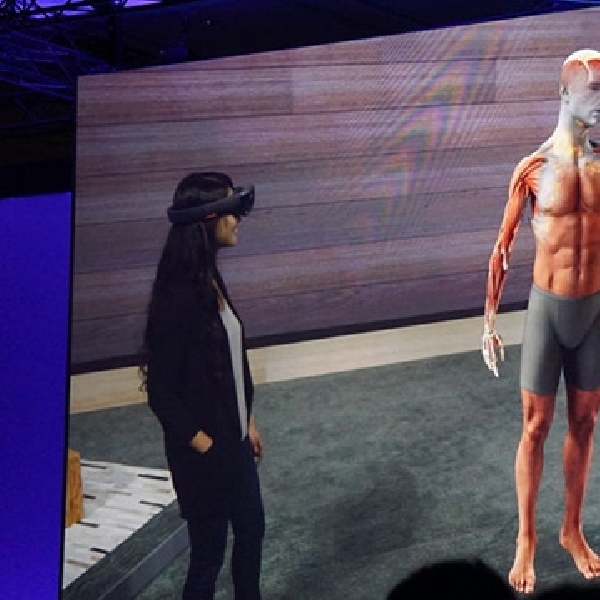Demo HoloLens di Acara Microsoft Membuat Takjub