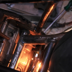 Pengelasan rangka oleh crew Galeri Motor