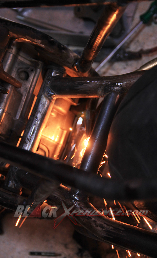 Pengelasan rangka oleh crew Galeri Motor