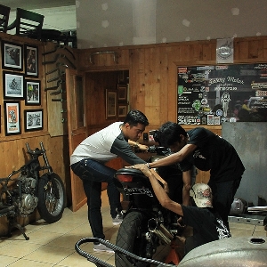 Crew Galeri Motor siap bongkar Kawasaki Ninja250