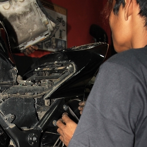 Bongkar cover bodi samping Kawasaki Ninja250