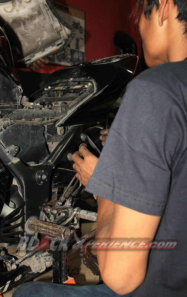 Bongkar cover bodi samping Kawasaki Ninja250