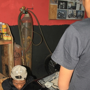 Memastikan seluruh baut cove rbodi sudah terlepas