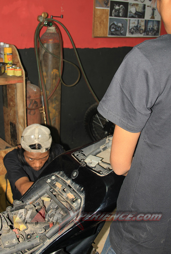 Memastikan seluruh baut cove rbodi sudah terlepas