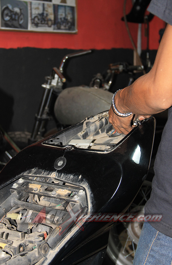 Melepas saklar lampu belakang