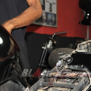 Buka baut cover bodi belakang