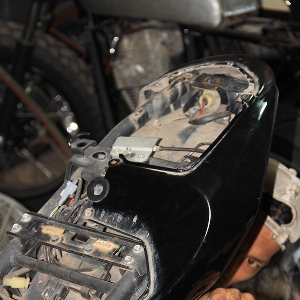 Membuka baut L cover bodi