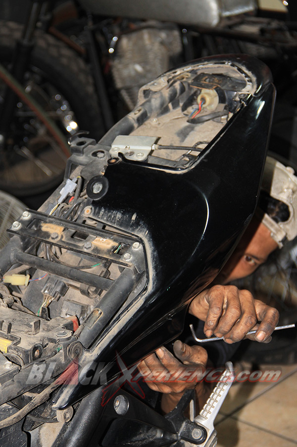 Membuka baut L cover bodi