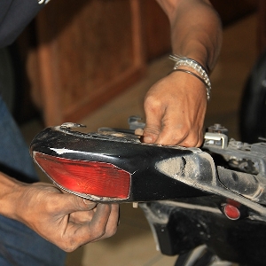 Mencabut bait cover bodi belakang