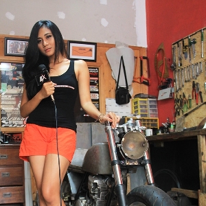 Aurelia Mei berpose di samping Yamaha Scorpio modifikasi cafe racer