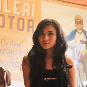Host, Aurelia Mei berpose di halaman depan Galeri Motor