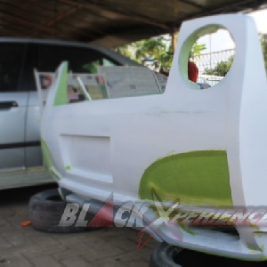 Bumper belakang massih dalam proses antrian pengecatan