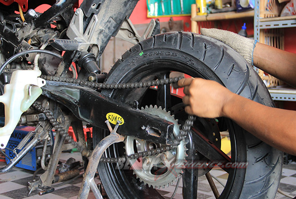 Pasang rantai dan gir