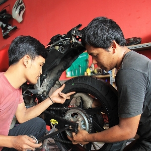 Pasang roda belakang