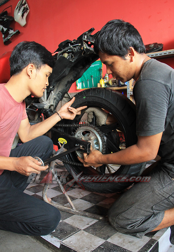 Pasang roda belakang