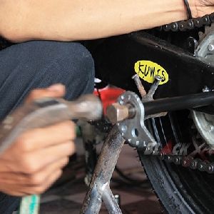 Pasang as roda belakang