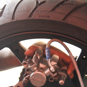 Pasang master rem belakang