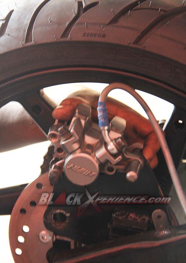 Pasang master rem belakang