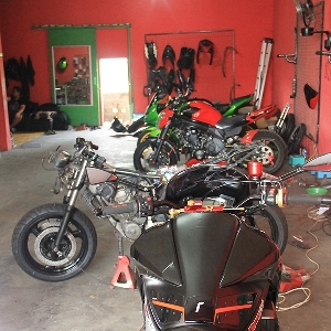 Motor-motor yang sedang dibongkar
