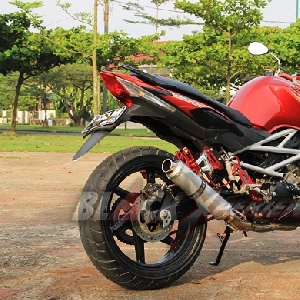 Tampak belakang Honda CS One modifikasi street fighter
