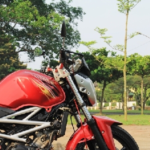 Tampak samping Honda CS One modified into street figther