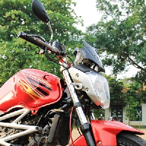 Sisi depan Honda CS One modified into street fighter