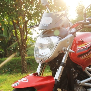 Sisi depan berwujud Yamaha Byson