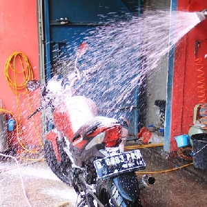 Cuci steam sebelum proses poles bodi