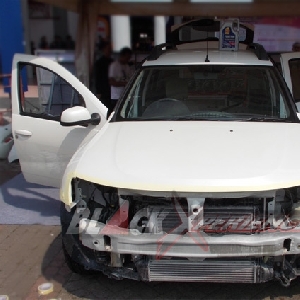 Tampak muka Renault Duster setelah dibongkar bagian depannya