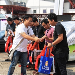 Penyerahan hadiah untuk crew Live Modz Show Off 2014 Signal Kustom