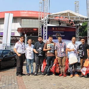 Tim Live Modz Show Off 2014 berpose sebelum pembukaan selubung mobil modif