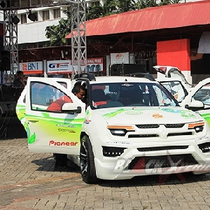 Salah seorang tim menghidupkan mesin Renault Duster