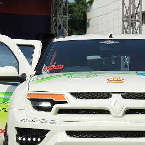 Gril dan lekuk bodi dinamis