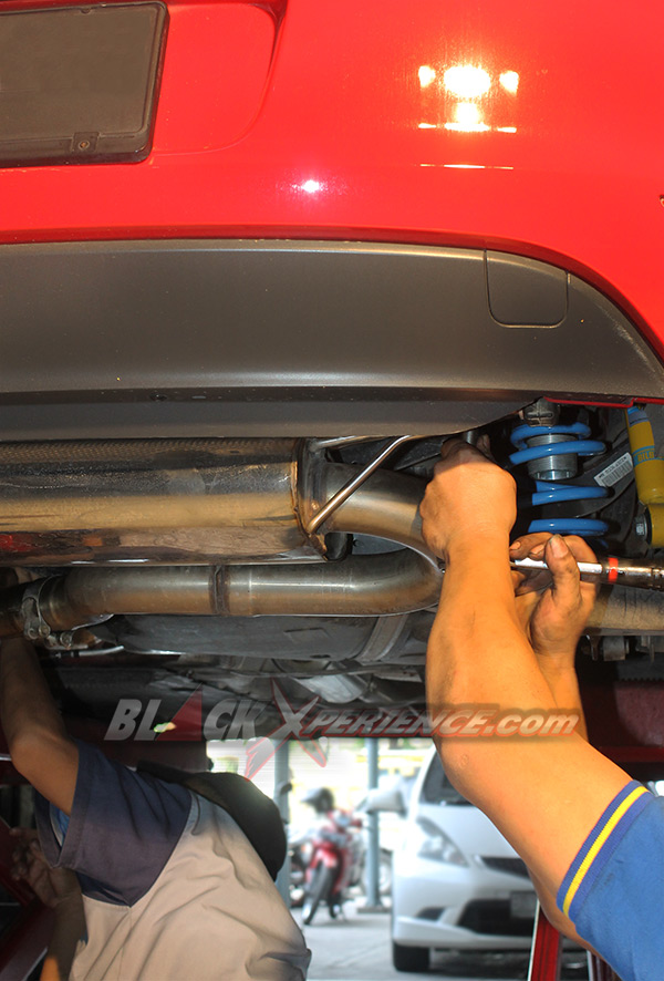 Mengencangkan baut bracket tail pipe