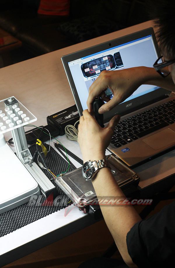 Proses membuka cover ECU