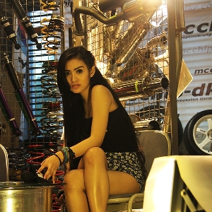 Putri Lanna berpose di depan piranti display knalpot CK Motorsport