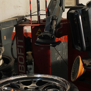 Proses pemasangan ban ke velg