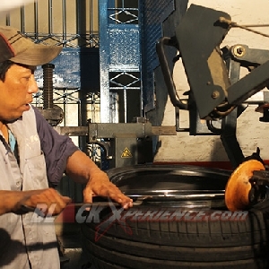 Pemasangan ban ke velg